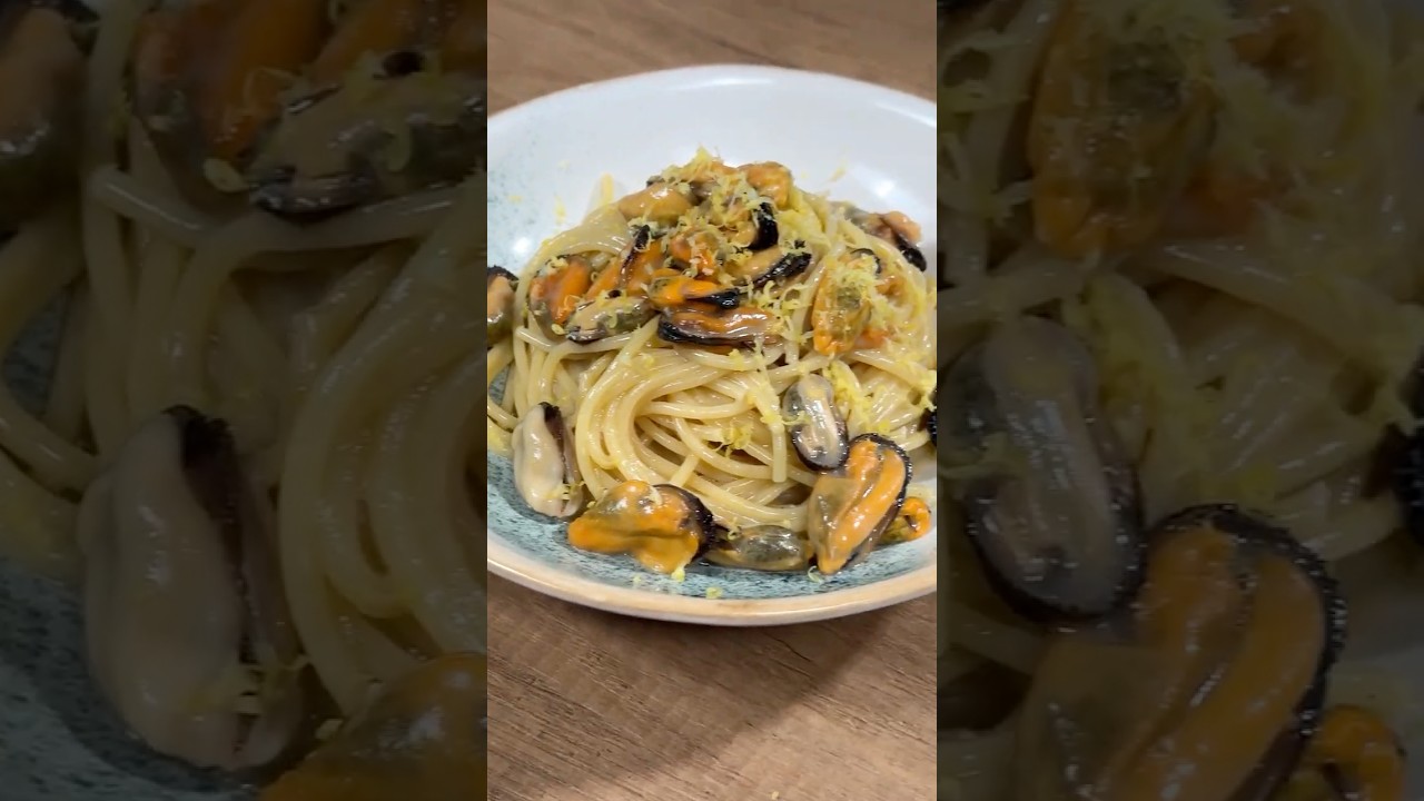 SPAGHETTI CON LE COZZE IN BIANCO: il mare nel piatto 🌊🍝 #Shorts
