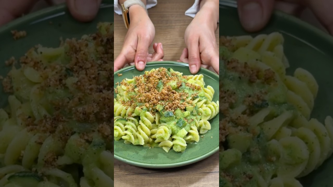PASTA con CREMA di ZUCCHINE, ACCIUGHE e PANGRATTATO💚🍋 #Shorts