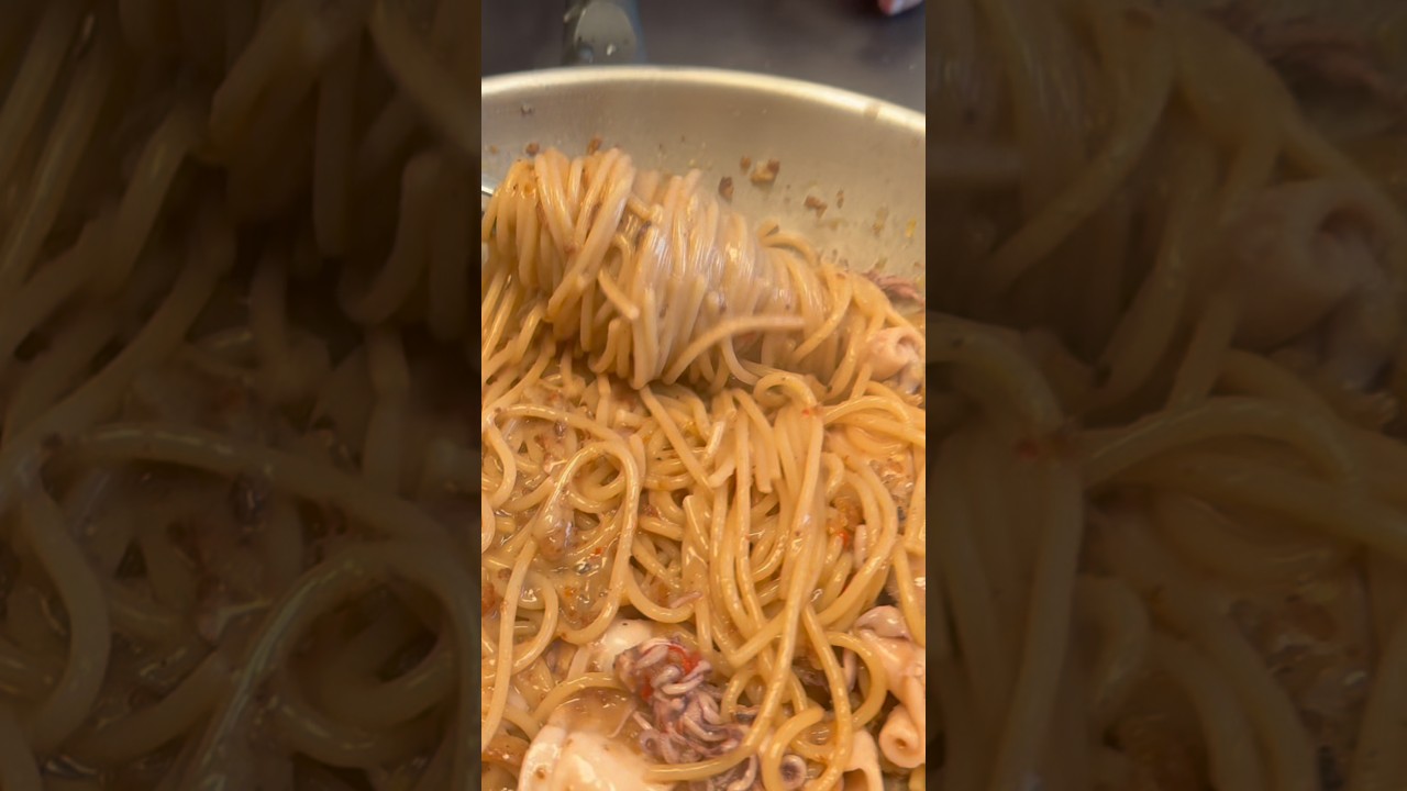 Spaghettino semplice aglio e olio con calamari e pane croccante!! CORRETE A VEDERLO!🤤 #spaghetti