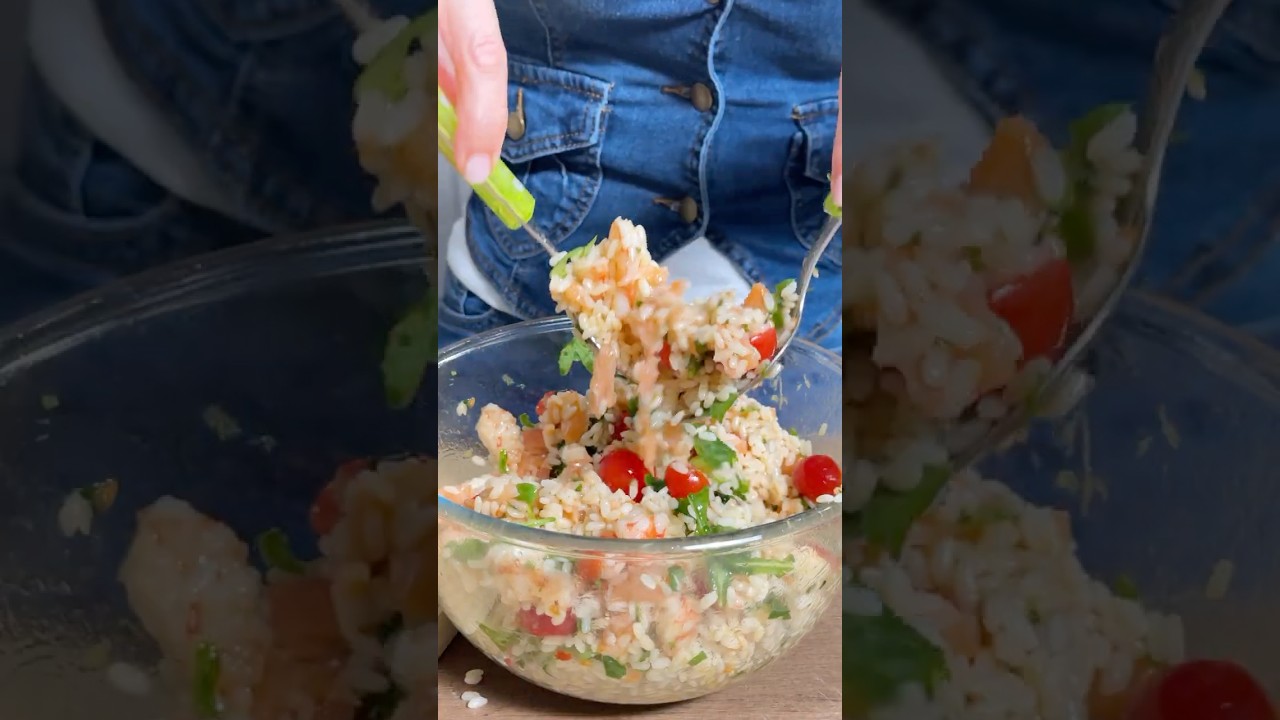 INSALATA di RISO con RUCOLA, POMODORINI, SALMONE e GAMBERETTI - fresca e colo...