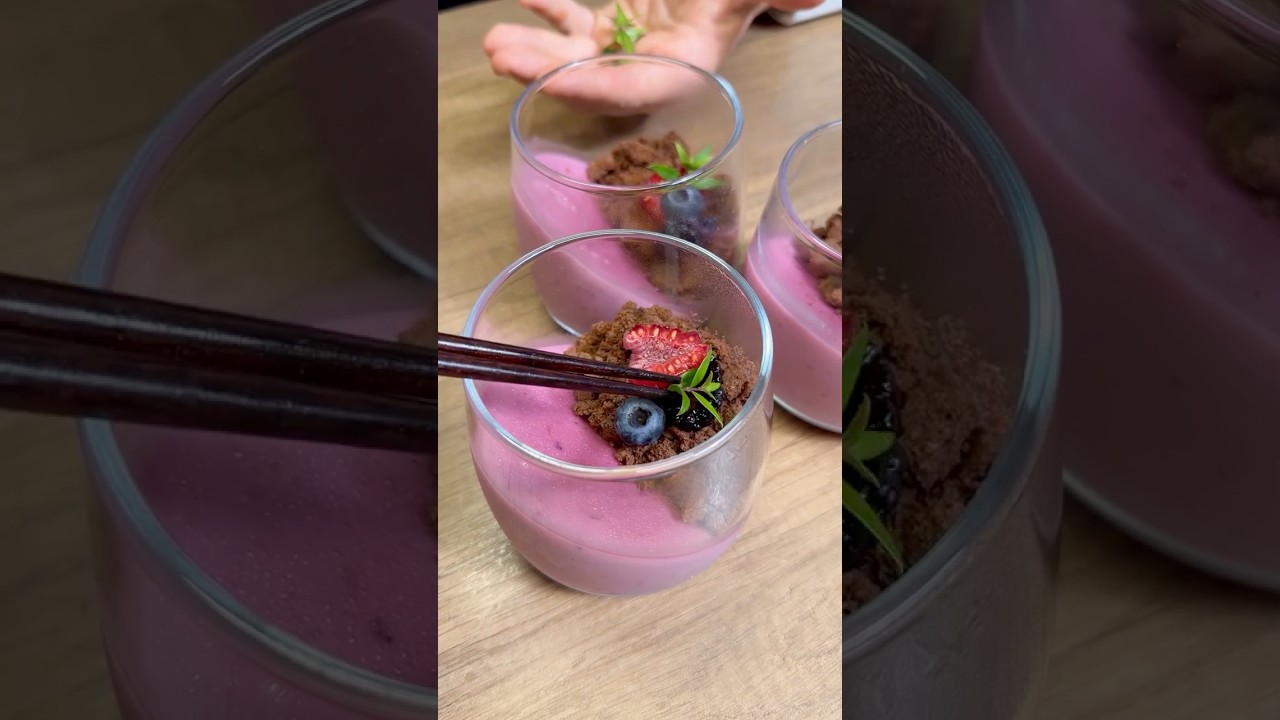 🍇🍫 Cioccolato bianco, frutti di bosco e crumble al cacao: la panna cotta che conquista l'estate ✨