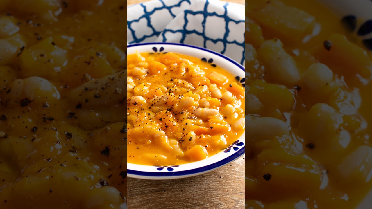 La cena è pronta: ZUPPA di ZUCCA e FAGIOLI🎃🥣 #Shorts